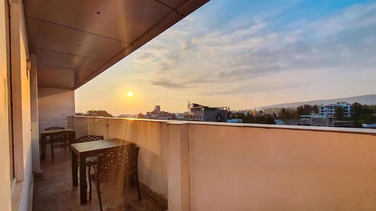 Aura Rooms Dehradun Dış mekan fotoğraf